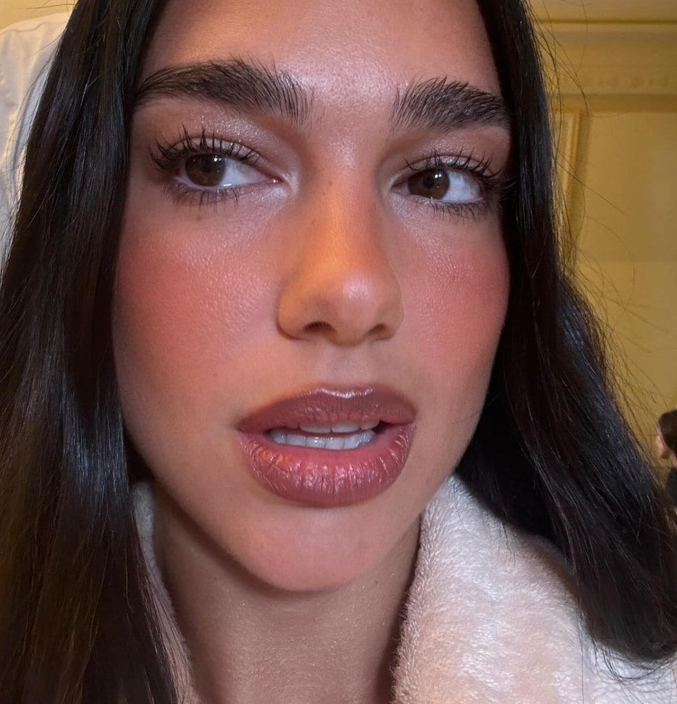 Dua Lipa es el ejemplo perfecto, engrosa en el centro y deja las comisuras al natural.