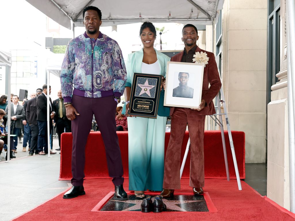 Los hermanos del actor junto a Taylor Simone Ledward, la viuda de Chadwick