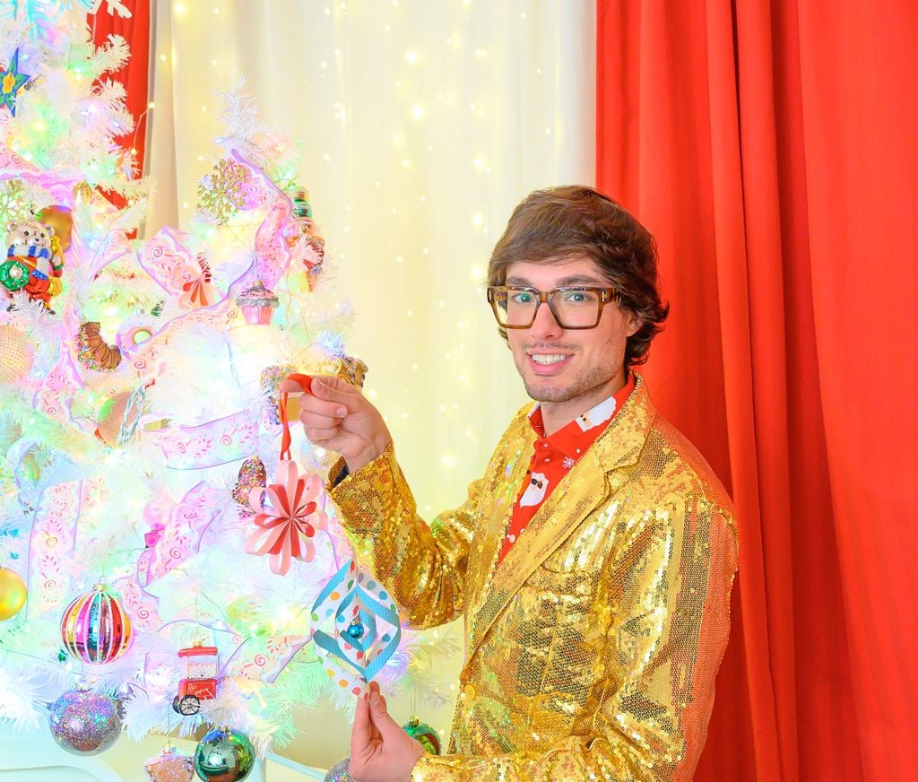 Retrato del creativo Obed Marshall con sus propuestas de adornos navideños para ¡HOLA!
