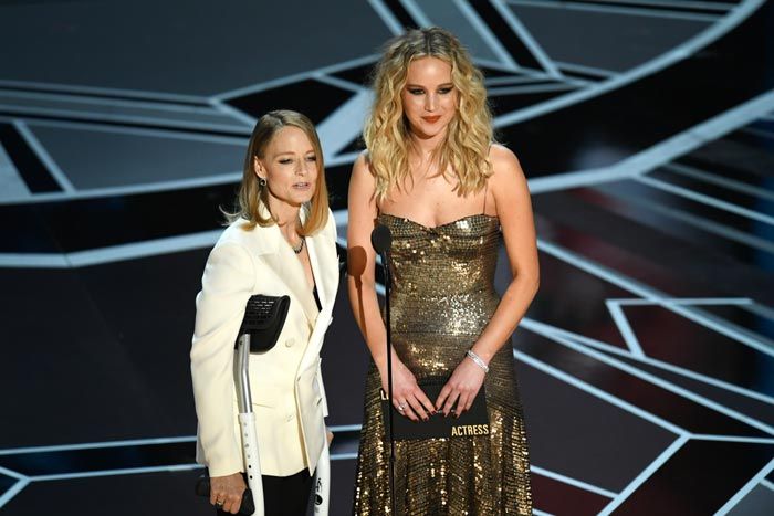Jodie Foster y Jennifer Lawrence bromearon con Meryl Streep en el escenario, cuando entregaron el premio a la mejor actriz
