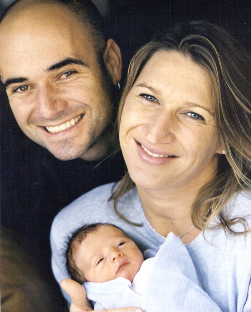 Andre Agassi y Steffi Graf posan orgullosos con su hijo Jaden Gil apenas un día después de su nacimiento, el 26 de octubre de 2001, en Las Vegas