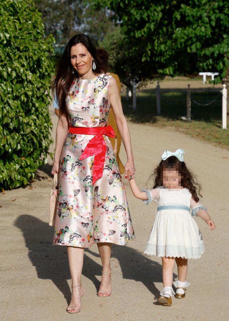 Yolanda Font llega a la fiesta de la Primera Comunión del hijo de Juan Peña y Sonia González a 30 de Mayo de 2025 en Madrid (España).