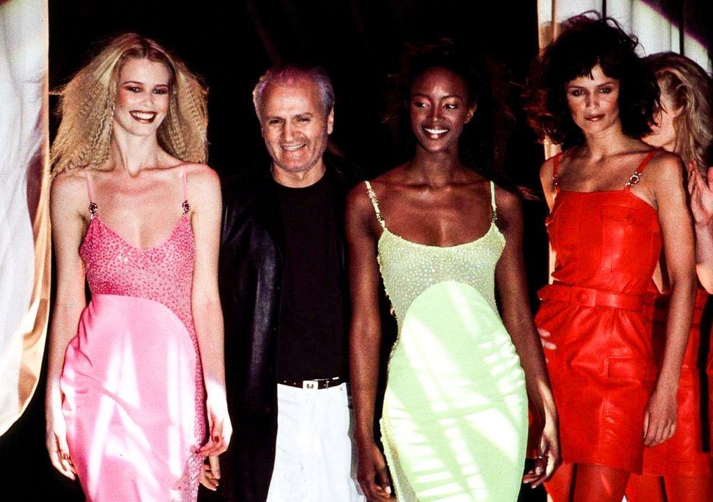 Claudia Schiffer, Gianni Versace, Naomi Campbell y Helena Christensen (1996)