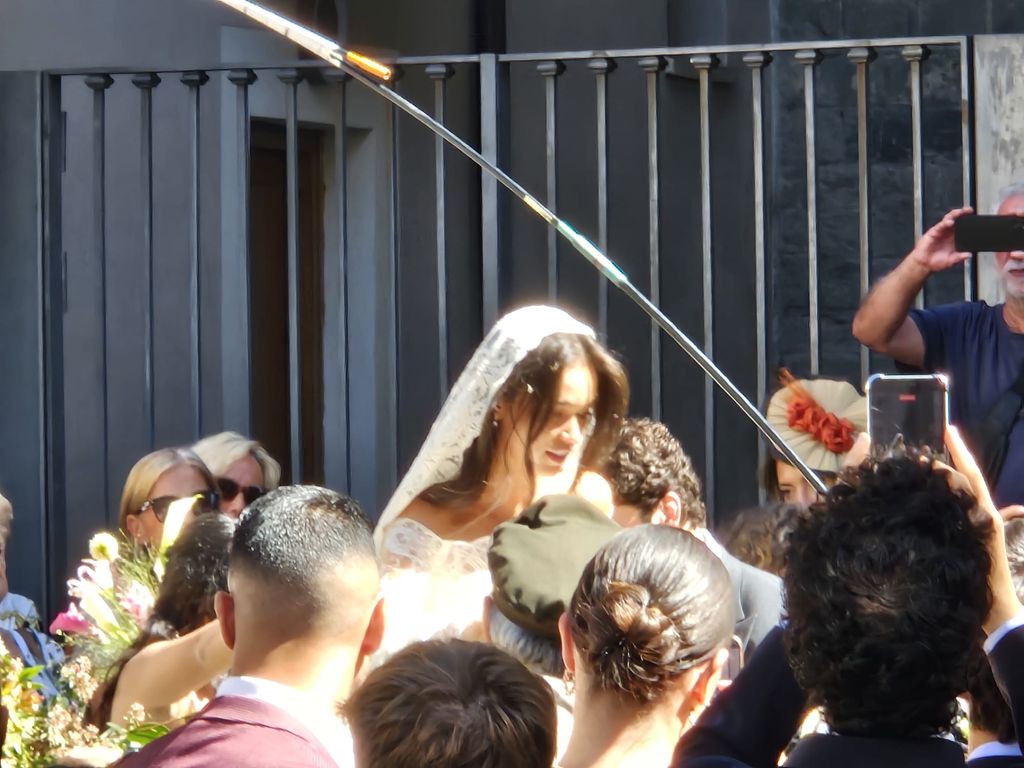 Clara Chaín llegando a la catedral de Jaca donde se iba a casar