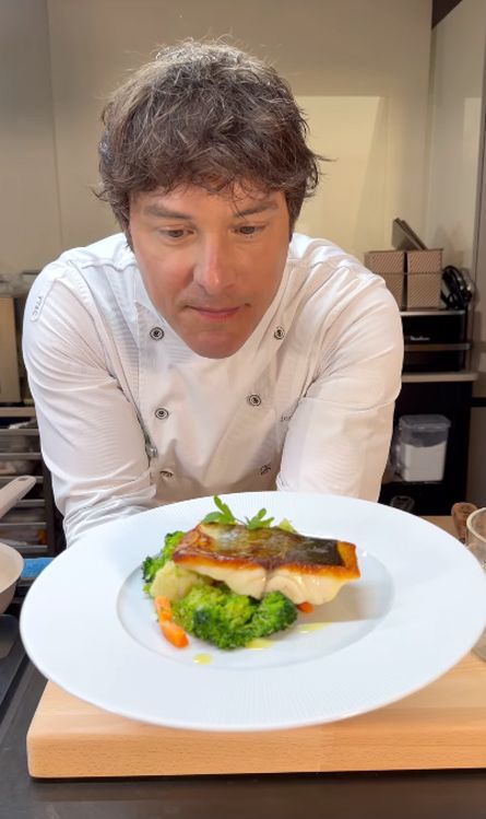 Jordi Cruz, con su plato de pescado a la plancha.