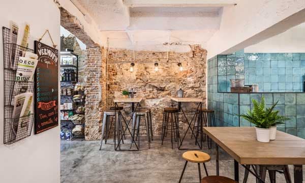 En la tienda-cafetería Secrets del Mediterrani (Barcelona), el estudio Dröm Living (artífice del proyecto) mantuvo la estructura original del local y jugó únicamente con la fisonomía del espacio.

