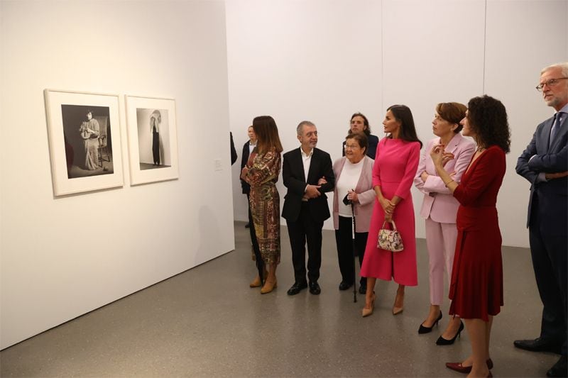 Reina Letizia en la exposición de Helga de Alvear