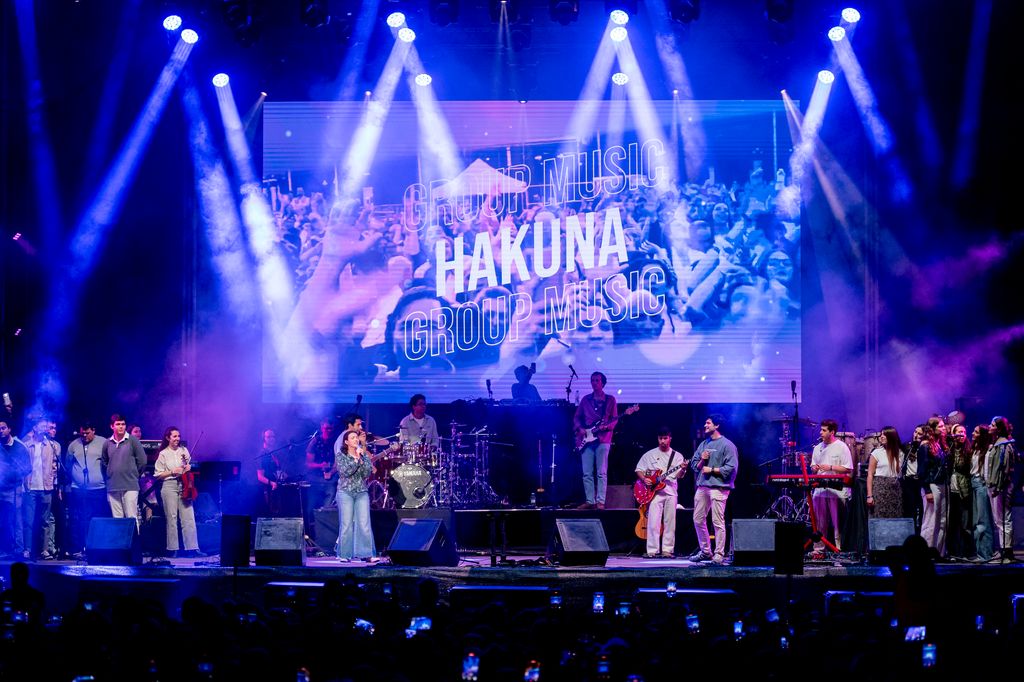 Hakuna se ha convertido en el gran símbolo del llamado "catolipop", una nueva ola musical religiosa que triunfa entre los jóvenes y llena grandes recintos como el Movistar Arena