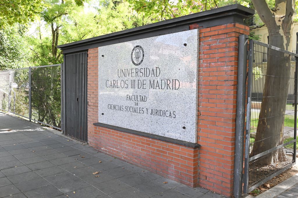 Entrada de la facultad en la que estudiará la princesa Leonor