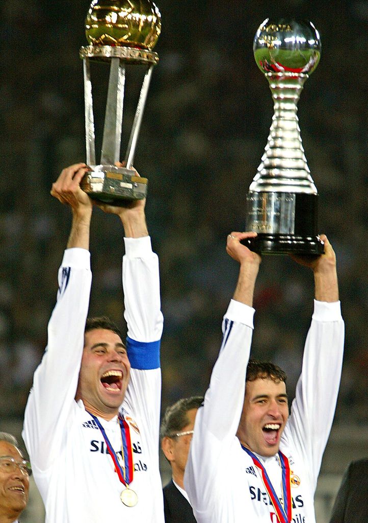 Fernando Hierro  y Raúl González tras ganar la Intercontinental en 2002 con el Real Madrid