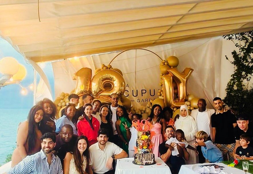 La familia de Lamine Yamal en una fiesta de cumpleaños por los 18 años del futbolsita.