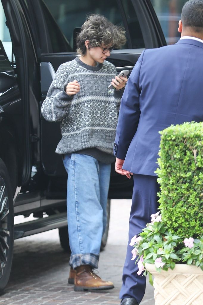 Emme Muñiz reafirmó su estilo relajado en su reciente salida con su mamá.