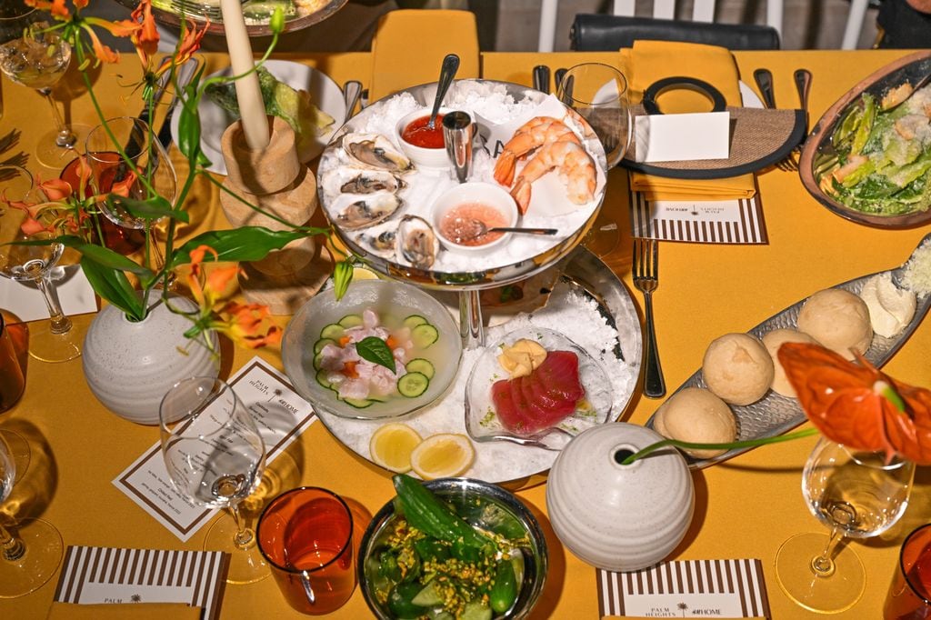 El evento inició con una cena decorada con la misma esencia de la colección