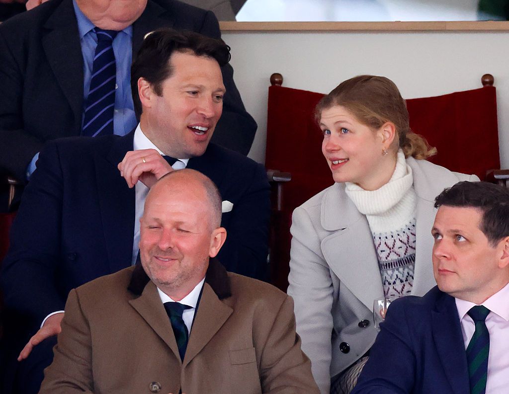 El teniente coronel Jonny Thompson (caballero del rey Carlos III) y Lady Louise Windsor
