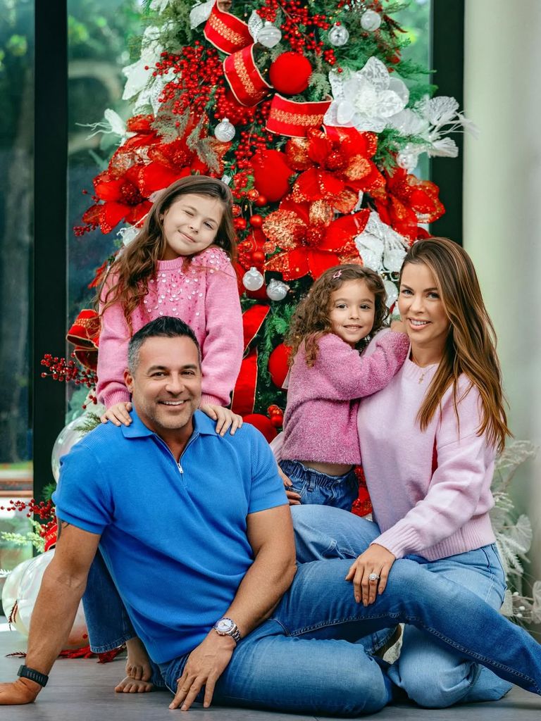 Ximena Duque con su esposo Jay Adkins y sus hijas, Luna y Skye.