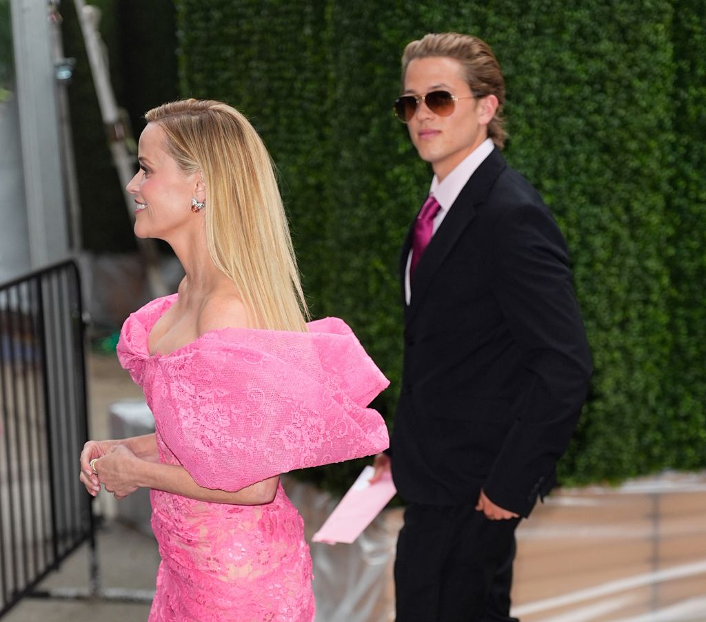 Reese Witherspoon junto a su hijo, Deacon Phillippe, en la premiere de 'Elle'