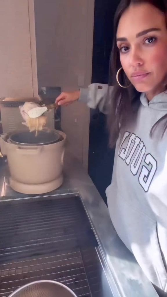 Jessica Alba compartió el paso a paso de su versión de pozole.