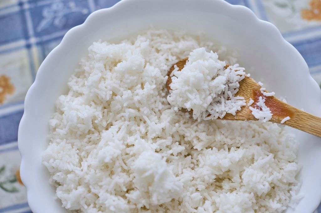 Las variedades de arroz de grano son las más adecuadas para preparar en ensaladas.