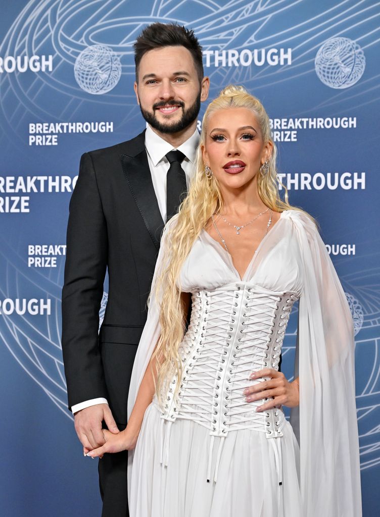 Matthew Rutler y Christina Aguilera posando en Santa Monica, California, en 2025