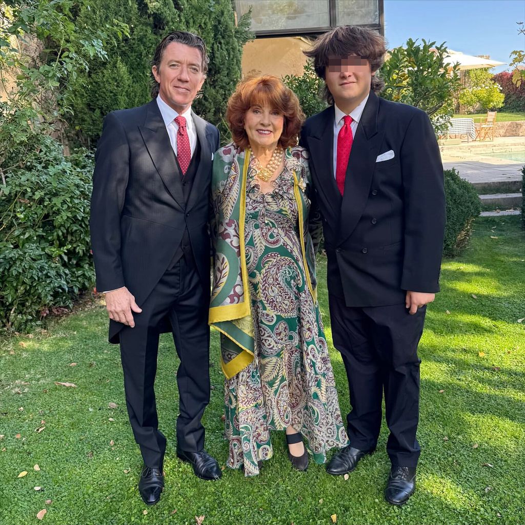 Nicolas Vallejo-Nágera con su hijo y su madre, Sabine Déroulède