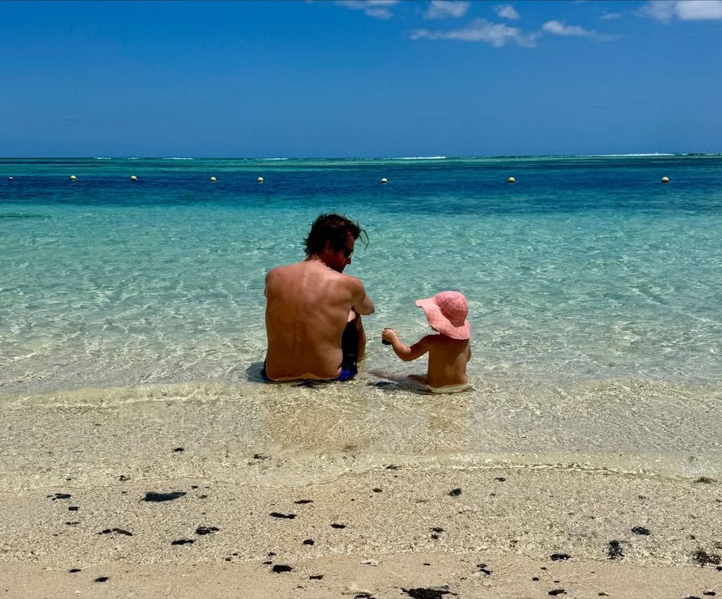Preciosa imagen de padre e hija en las playas paradisíacas y vírgenes de la isla