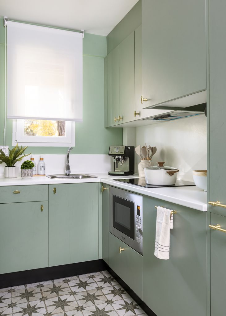 Cocina decorada en verde y blanco
