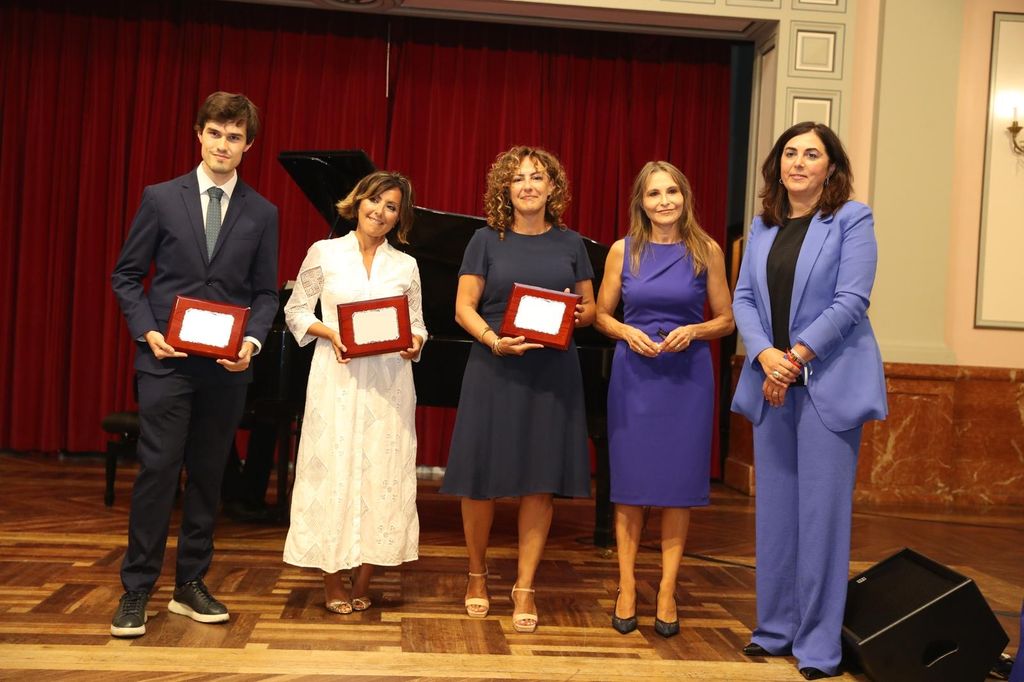 Sonsoles Ónega, sus hermanos y Ángela Rodrigo, en el homenaje al recordado periodista