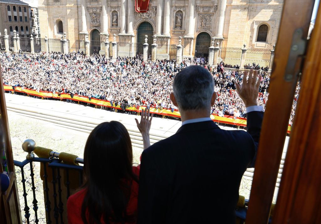 Impresionante imagen de los Reyes saludando desde el balcón del ayuntamiento jiennense