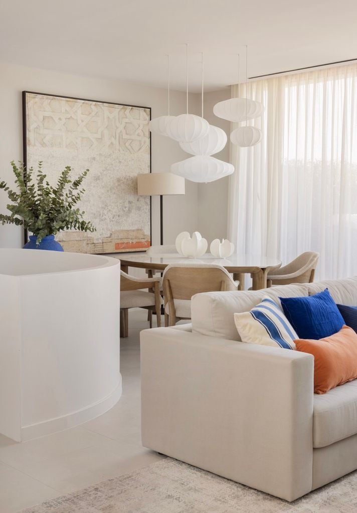 Salón-comedor moderno decorado en blanco