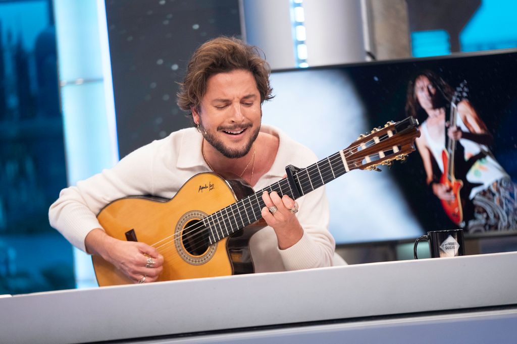 Manuel Carrasco rindió homenaje a Robe Iniesta en 'El Hormiguero'