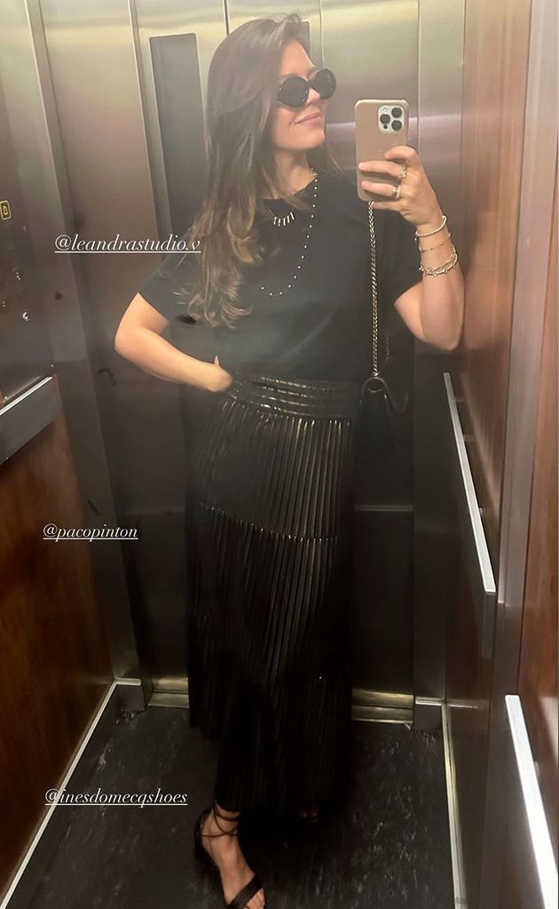 Isabell Junot con falda de invitada y camiseta básica