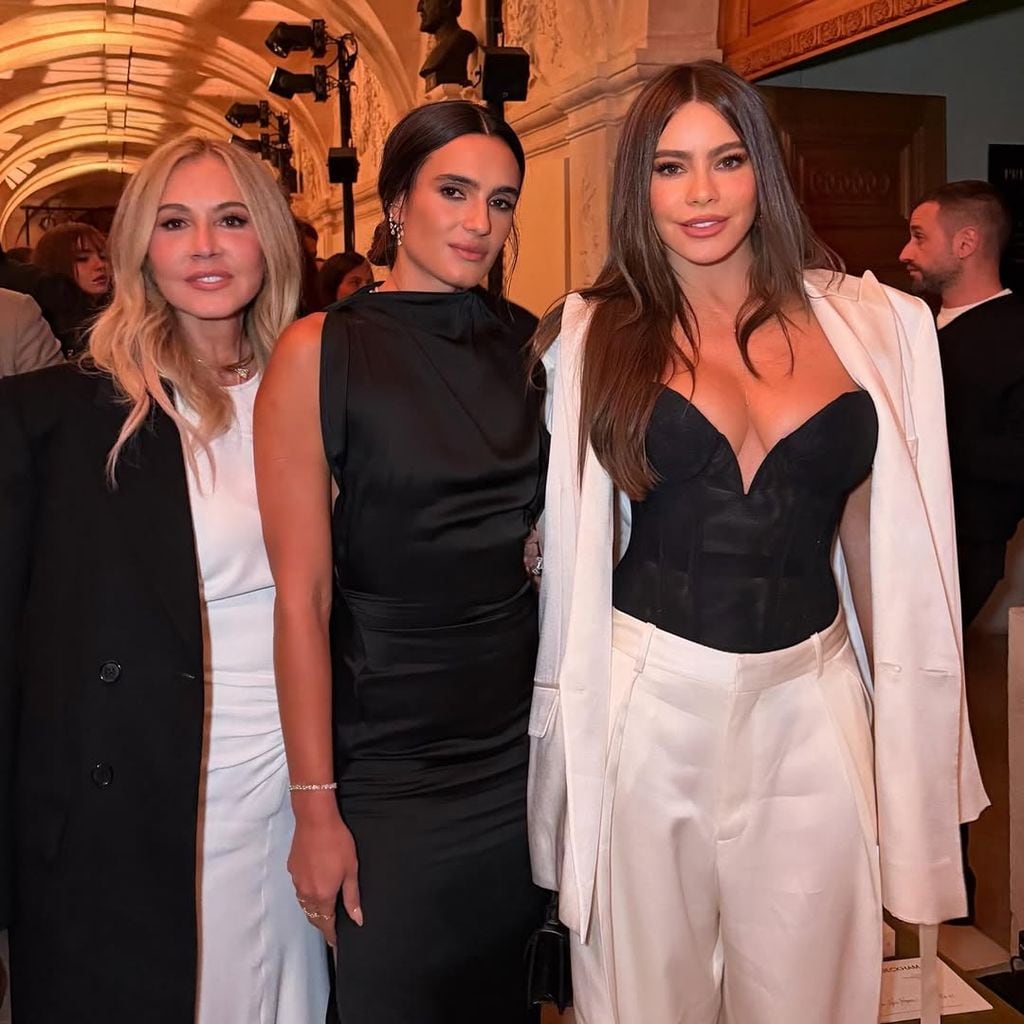 Sofía Vergara, Anastasia Soare e Isabela Rangel Grutman en el desfile de Victoria Beckham en parís, 2025