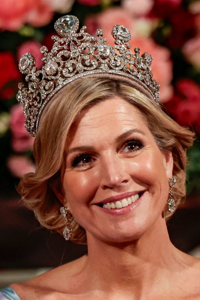 Máxima impacta con un vestido de escote viral y la tiara más valiosa