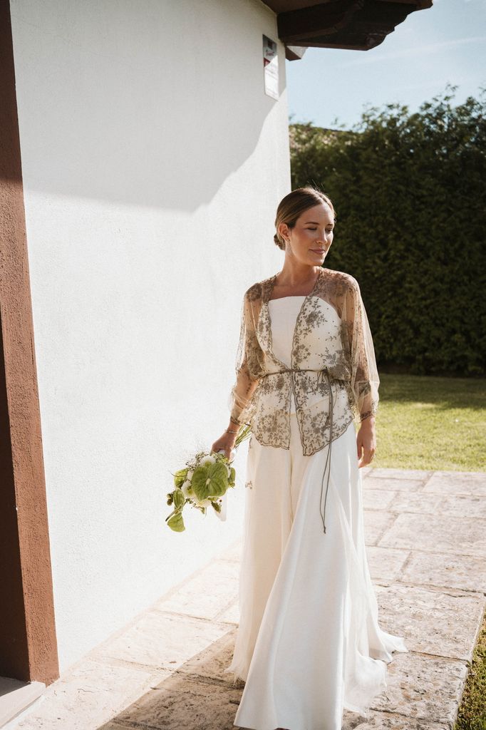 Vestido de novia de Navascués con chaqueta de anticuario