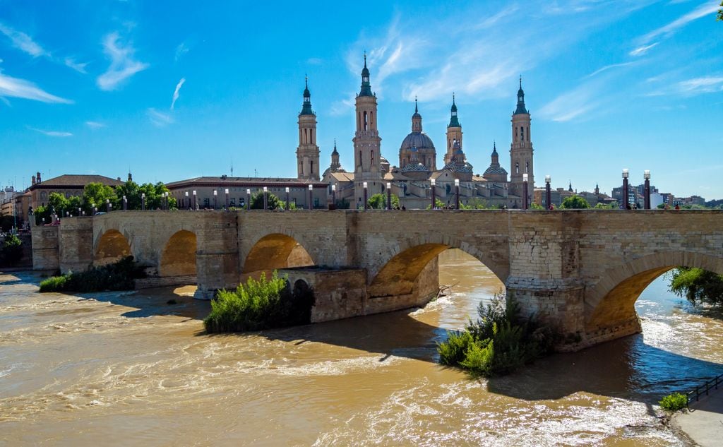 Río Ebro y catedral de El pilar de Zaragoza