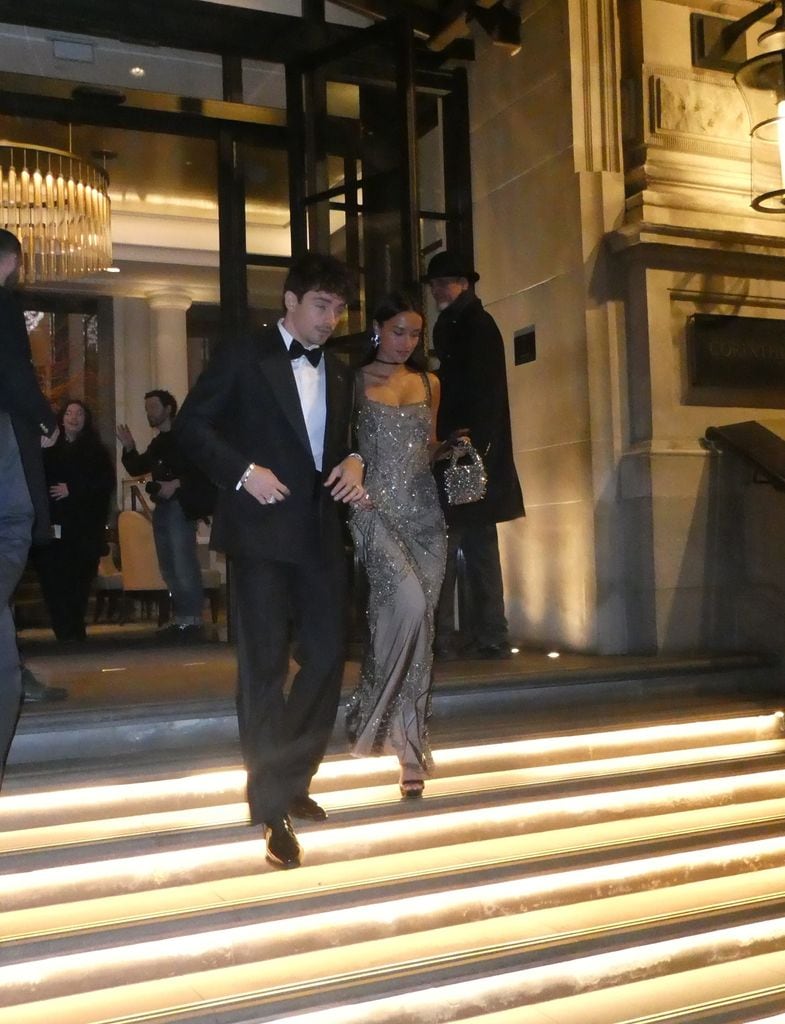 Charles Leclerc y su novia Alexandra Saint Mleux saliendo de la premiere