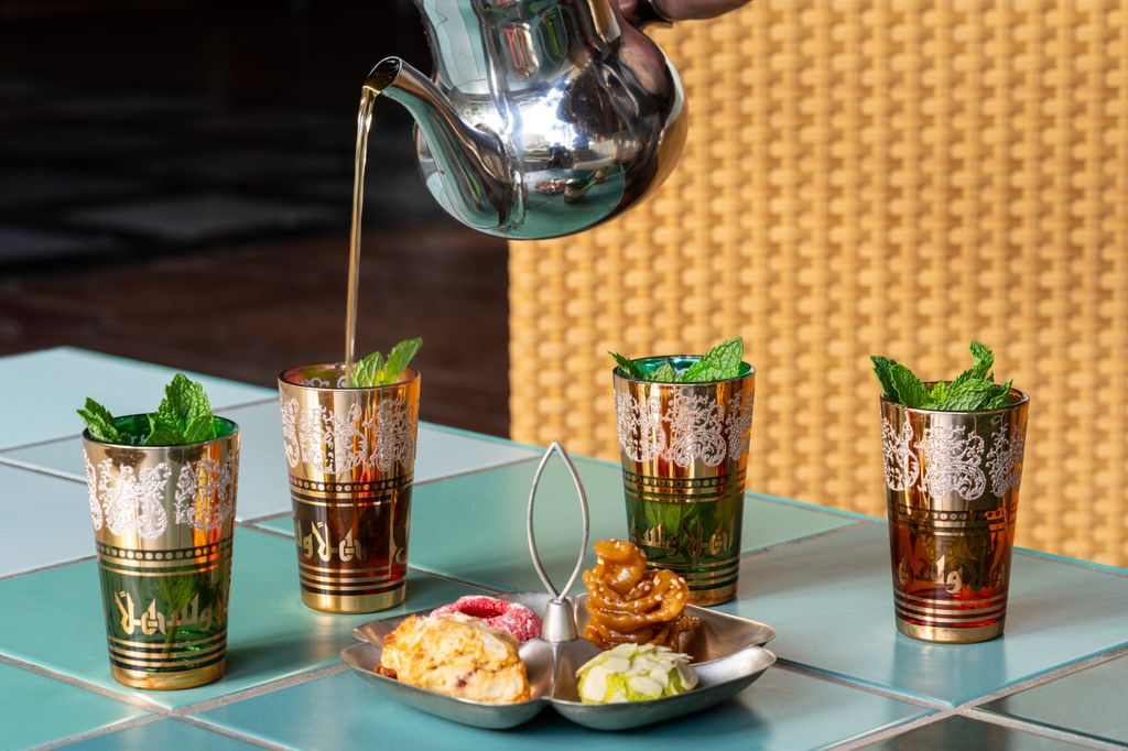 El té moruno con diferentes dulces no puede faltar en una buena comida ceutí.