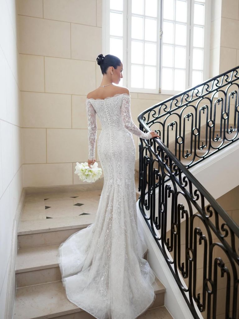 El vestido en corte sirena acentuaba su figura a la perfección.