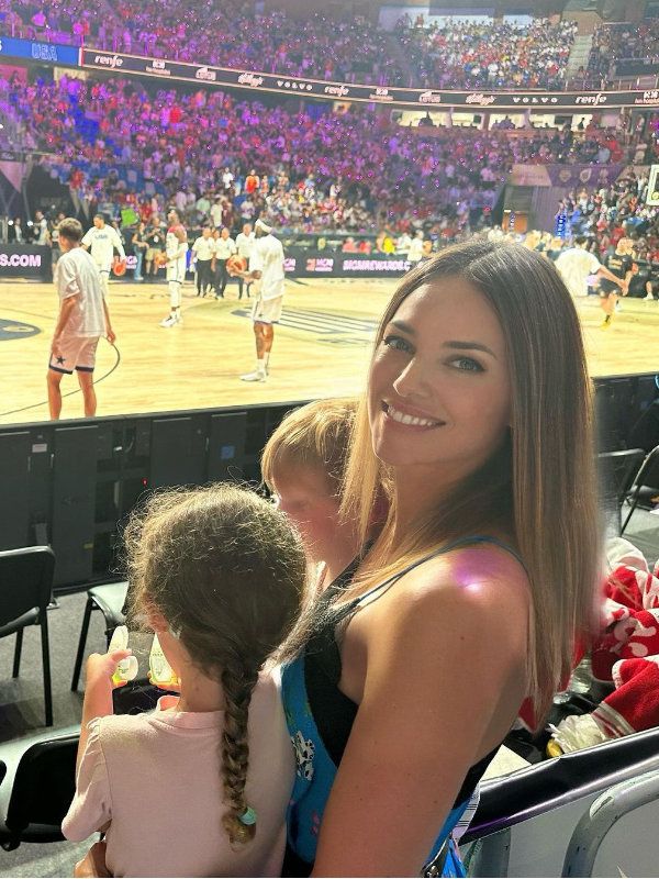 Helen Lindes y sus niños en el baloncesto