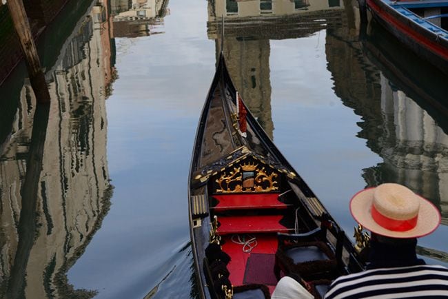 VENECIA: Es una ciudad de grandilocuencia teatral, un decorado fascinante de palacios, museos y piazzas a ras del agua que parecen no tener fin. En este escenario es fácil sorprenderse con la Venecia monumental, animada y dinámica, que se extiende en torno al Gran Canal y a la plaza de San Marcos; pero, sobre todo, con la Venecia íntima y escondida de sus pequeñas callejuelas, sus campos, iglesias y puentes por donde pasa la vida de un lugar de soberana belleza que flota oníricamente sobre las brumas de sus pequeños canales.
