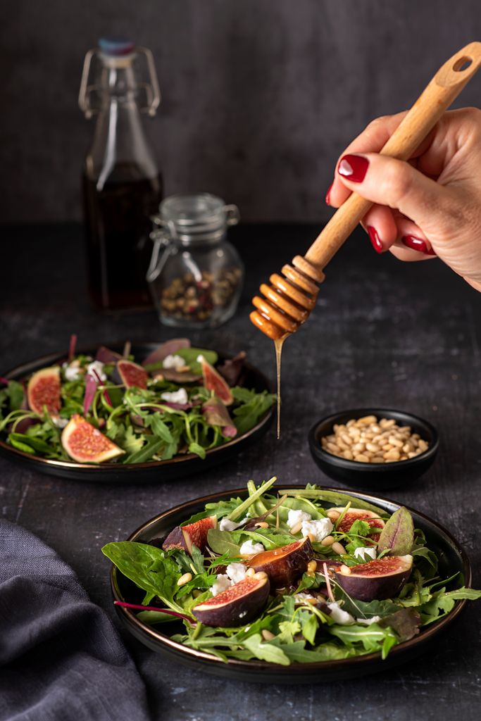 Un poco de miel también le va de maravilla al aderezo de esta ensalada.