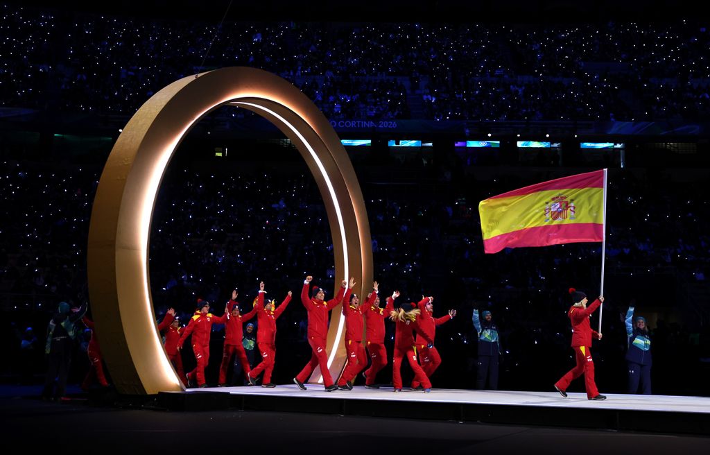 La abanderada Olivia Smart encabeza la entrada del equipo español durante la ceremonia inaugural de los Juegos Olímpicos de Invierno