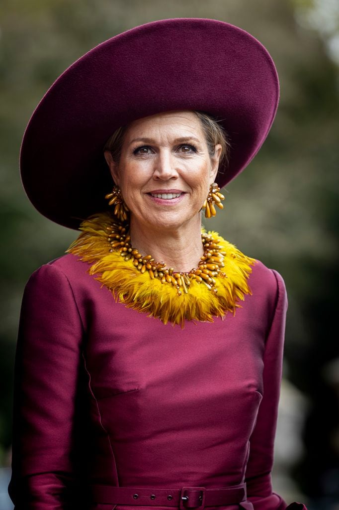 La reina durante una reciente reunión con el sultan de Omán con un espectacular look con accesorios maximalistas