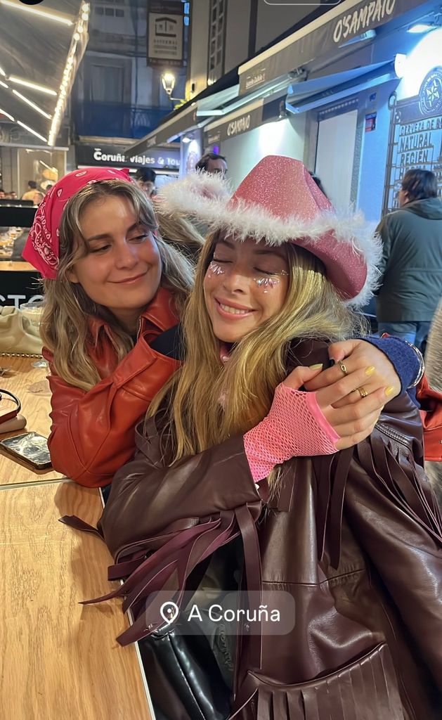 Belén Écija disfruta en Galicia de su segunda despedida de soltera convertida en Hannah Montana