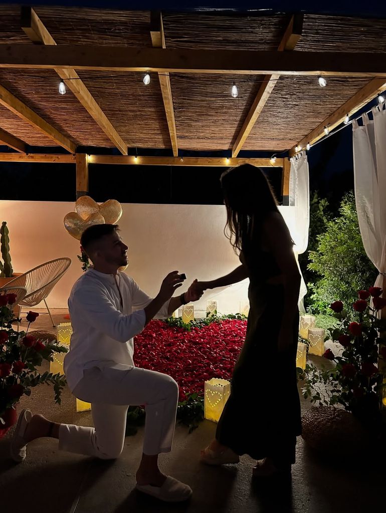 Momento en el que Alejandro le pide matrimonio a Paula Millas