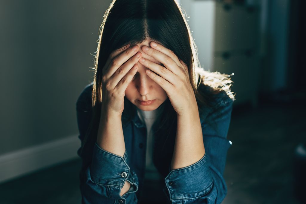 Adolescente se tapa la cara con gesto de seriedad
