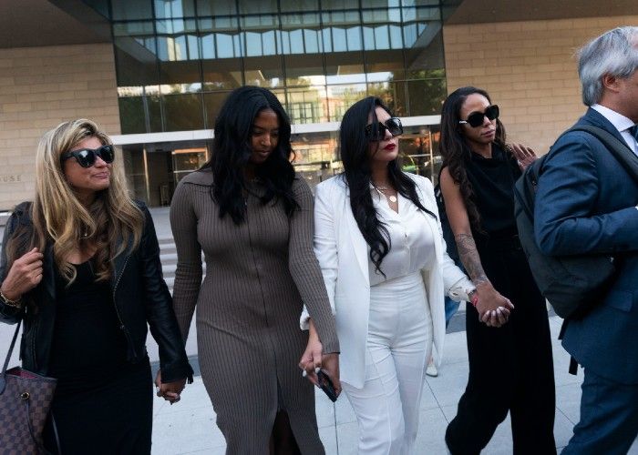 Vanessa Bryant saliendo de los juzgados