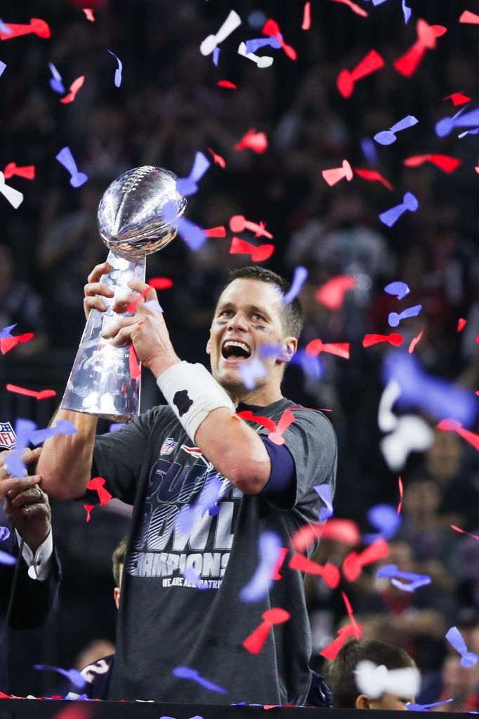 Tom Brady (#12) alza el Trofeo Vince Lombardi tras ganar con los New England Patriots el Super Bowl LI