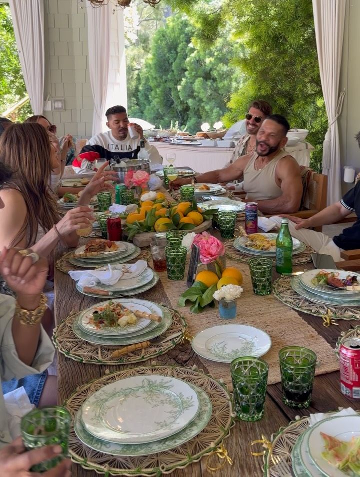 Jennifer Lopez, a la mesa con sus amigos y seres queridos.