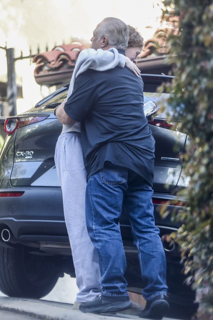 Billie Dane recibió un solidario abrazo a su llegada a la casa de su padre.